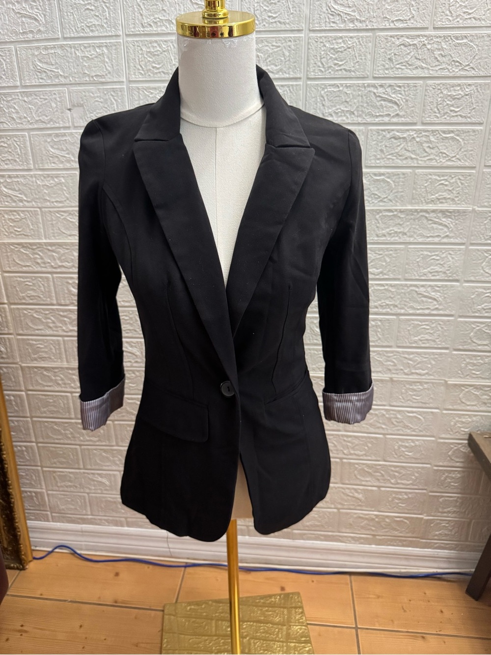 Women’s Black Single-Button Tailored Blazer w/ Flipped Cuffs